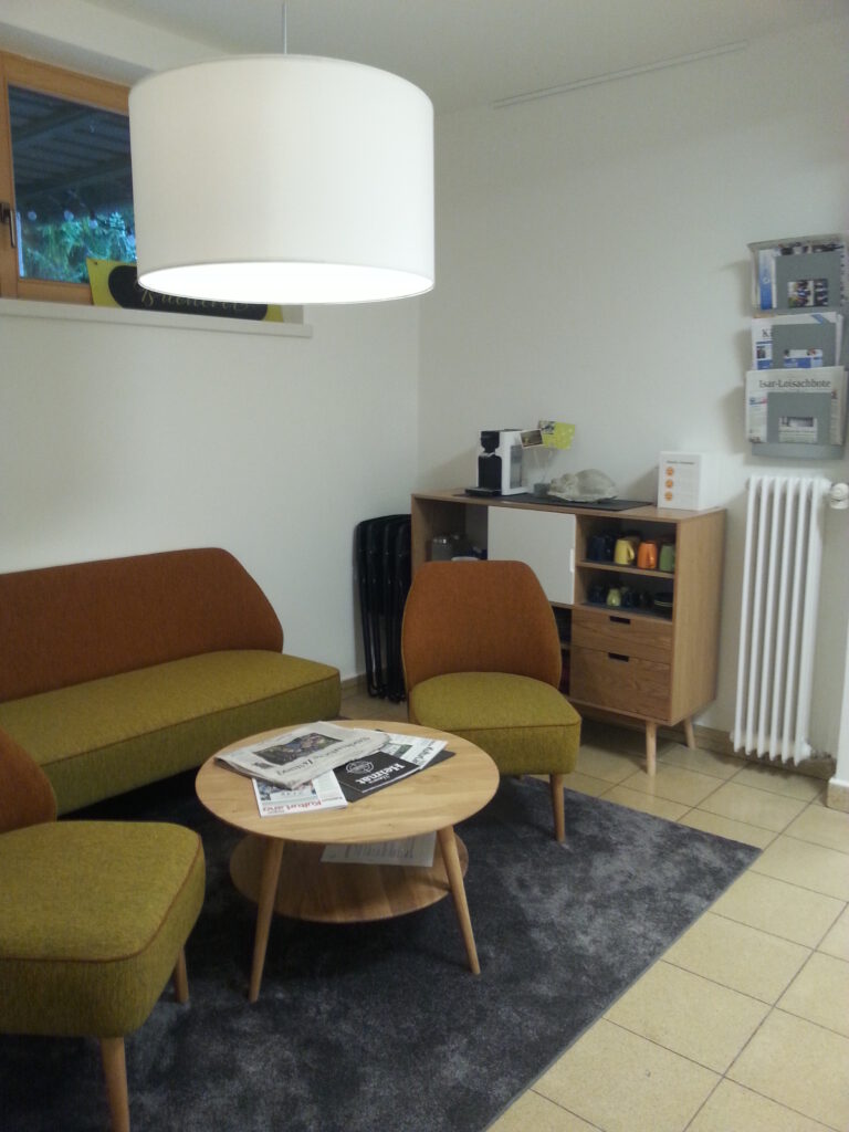 Zeitschriften und Leseecke 768x1024